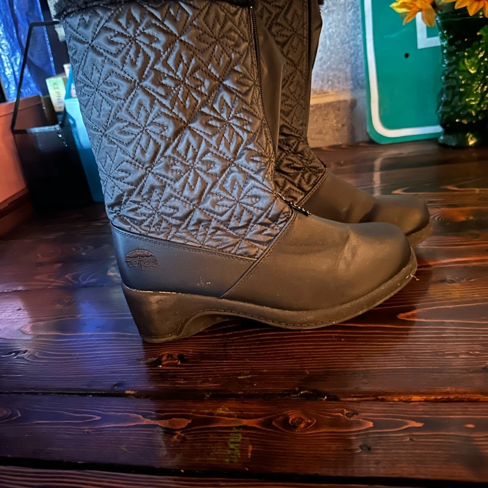 Totes Black Quilted Boots